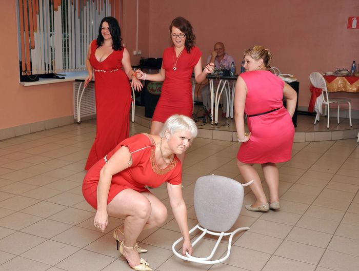 девочки выкупают жениха