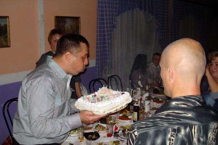 Задувает свечи!